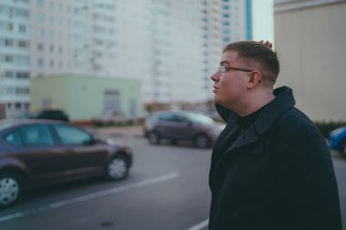 Şehirde poz veren bir adam.