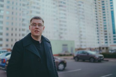 Şehirde poz veren bir adam.