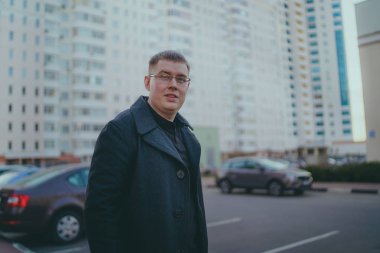 Şehirde poz veren bir adam.