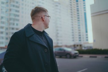 Şehirde poz veren bir adam.