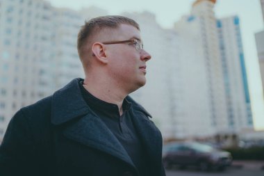 Şehirde poz veren bir adam.