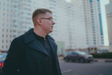 Şehirde poz veren bir adam.