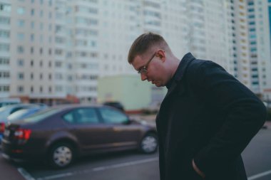 Şehirde poz veren bir adam.