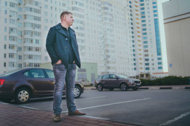 Şehirde poz veren bir adam.