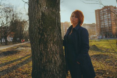 Güzel bir kadın poz veriyor