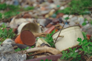 Çöp. Büyük bir çöp yığını, doğayı kirletiyor. Çevre kirliliği. Ormandaki çöp yığını. Yerde atık ya da enkaz var. Doğanın kirliliği.