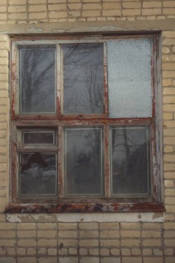 Terk edilmiş eski bir binanın eski penceresi. 