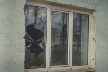 Terk edilmiş eski bir binanın eski penceresi. 