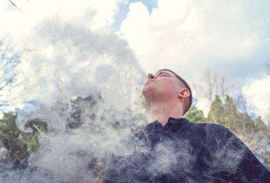 Elektronik sigara içen bir adam