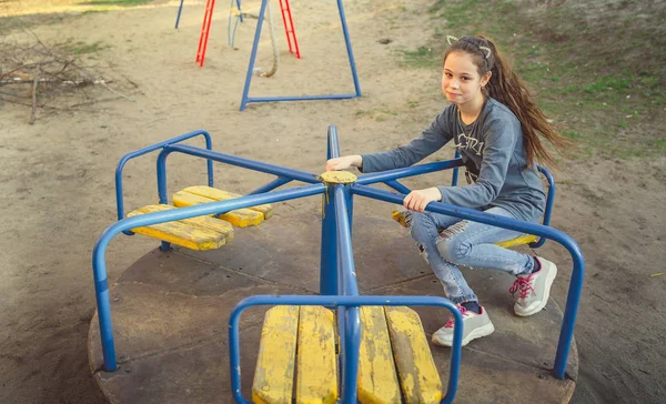 Ein Charmantes Kleines Mädchen Lässiger Kleidung Auf Dem Spielplatz — Stockfoto