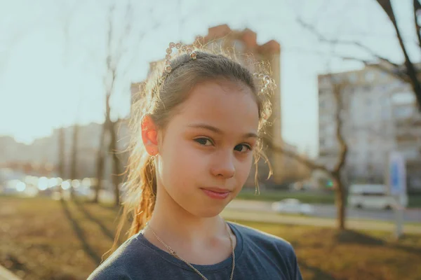 Retrato de uma menina em roupas casuais está de pé no parque infantil — Fotografia de Stock