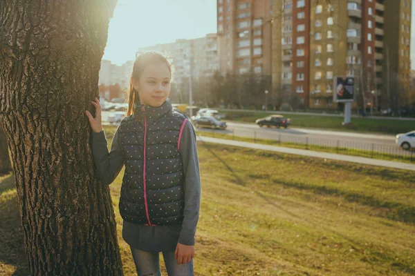 Πορτρέτο ενός κοριτσιού σε casual ρούχα στέκεται στην παιδική χαρά — Φωτογραφία Αρχείου