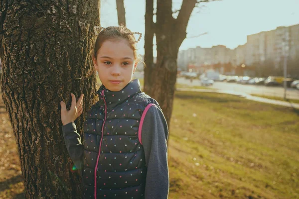 Portrait d'une fille en vêtements décontractés est debout sur le terrain de jeu — Photo