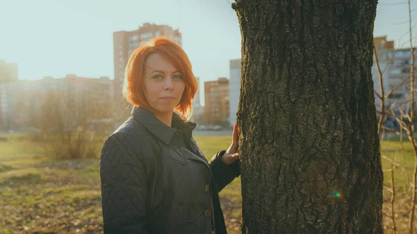 Güzel bir kadın poz veriyor