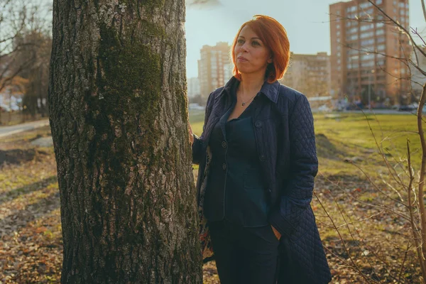 Una Mujer Hermosa Que Plantea — Foto de Stock