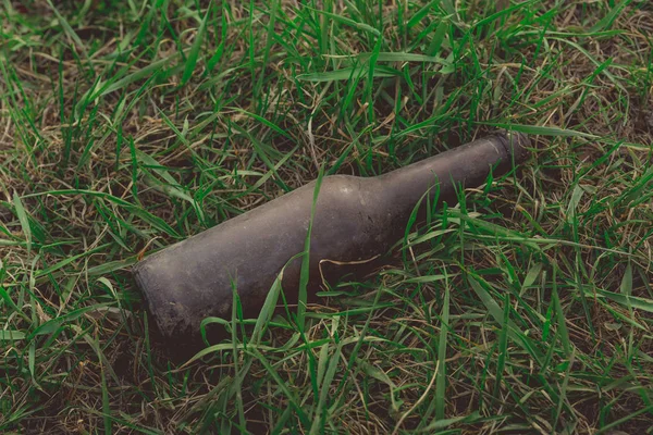 Παλιό Μπουκάλι Στο Γρασίδι — Φωτογραφία Αρχείου
