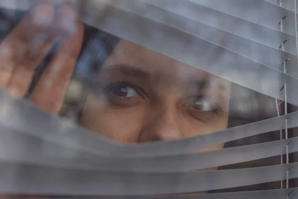 Una Giovane Ragazza Che Guarda Fuori Dai Bui — Foto Stock