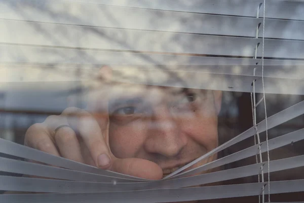 Man Tittar Genom Fönsterpersienner Porträtt Ung Omtänksam Man Med Bruna — Stockfoto