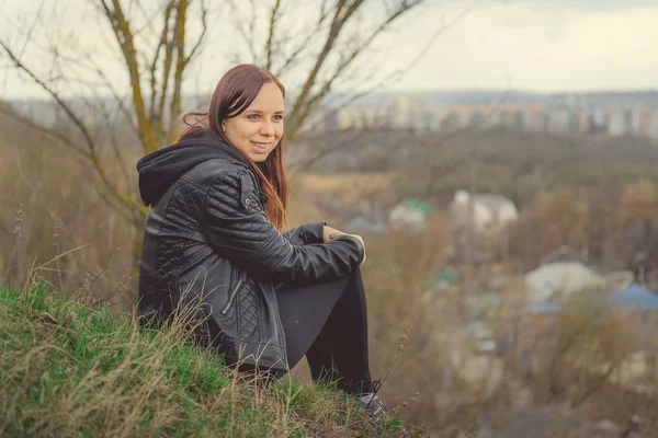 Giovane Donna Seduta Una Collina Verde Vista Laterale Della Giovane — Foto Stock