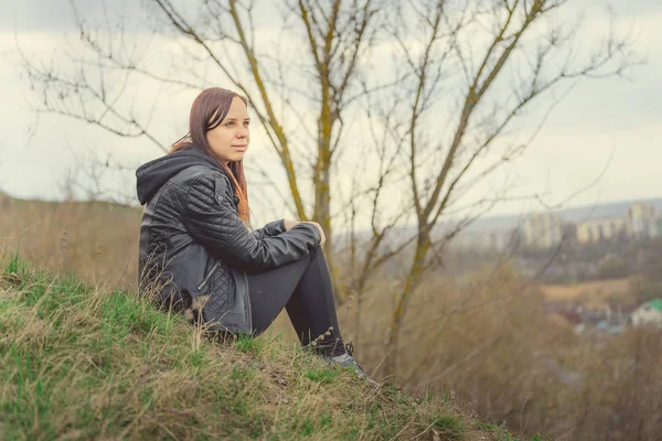 Νεαρή Γυναίκα Κάθεται Στον Πράσινο Λόφο Πλευρική Άποψη Του Νεαρού — Φωτογραφία Αρχείου