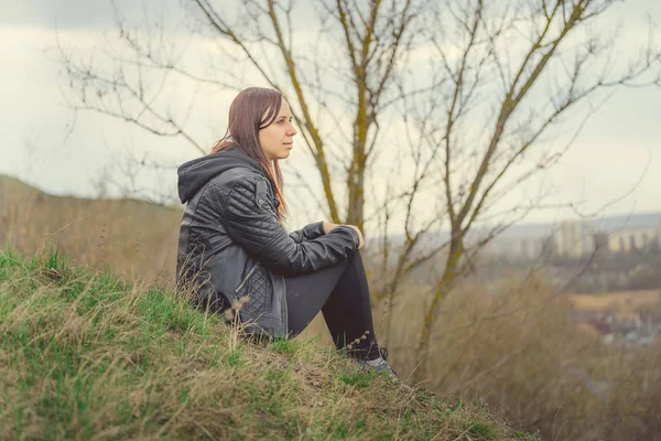 Jeune Femme Assise Sur Une Colline Verte Vue Latérale Une — Photo