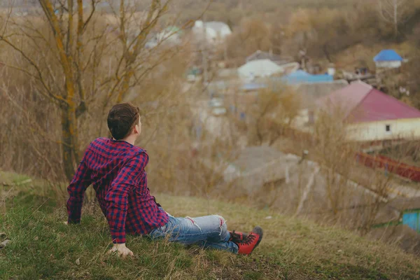 Genç erkek sonbahar parkında