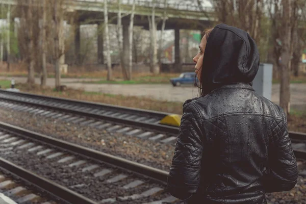 站在火车站的多愁善感的女人 — 图库照片