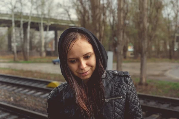 站在火车站的多愁善感的女人 — 图库照片