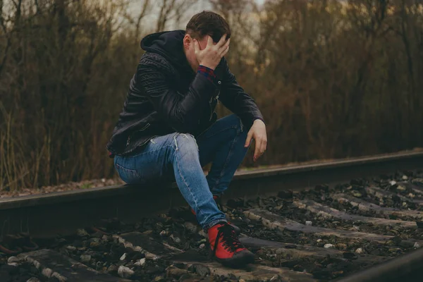 Verzweifelter Mann Sitzt Auf Der Eisenbahn Seitenansicht Eines Hoffnungslosen Mannes — Stockfoto