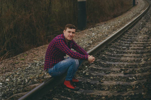 Hombre Joven Tendencia Los Ferrocarriles — Foto de Stock