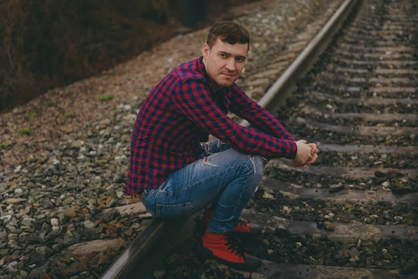 Hombre Joven Tendencia Los Ferrocarriles — Foto de Stock