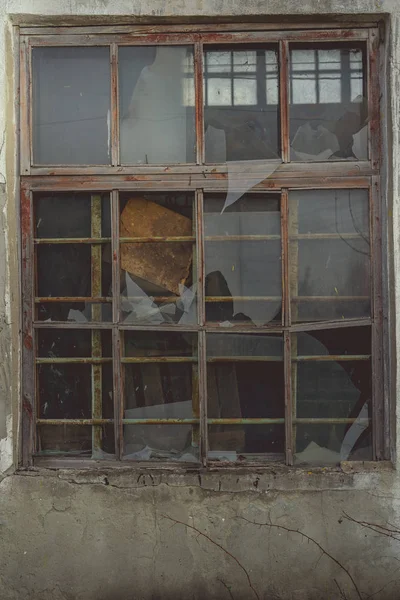古い建物の壊れたガラス窓古い放棄されたレンガ造りの建物の部分的に壊れたガラスと木製の窓枠 — ストック写真