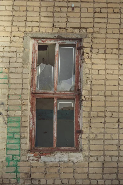 Jendela Tua Pada Bangunan Tua Yang Ditinggalkan — Stok Foto