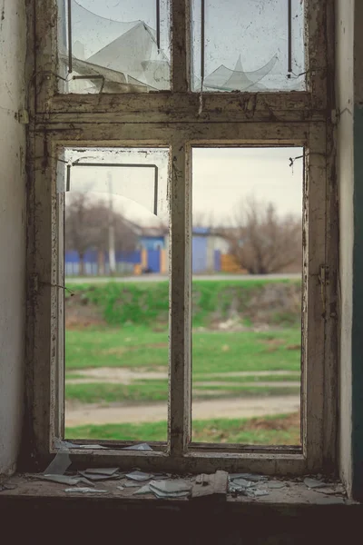 放棄された古い建物の古い窓 — ストック写真