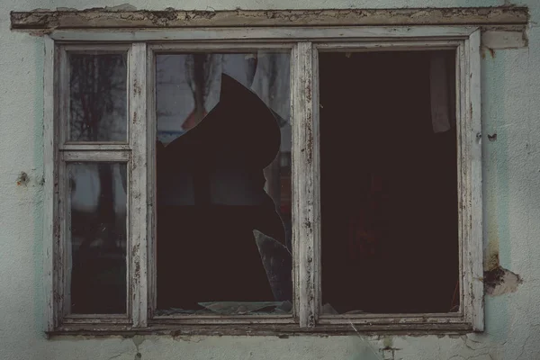 Okno Tłuczonym Szkłem Starym Budynkudrewniana Rama Okienna Częściowo Stłuczonym Szkłem — Zdjęcie stockowe