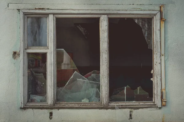 Fenster Mit Glasscherben Altbau Holzfensterrahmen Mit Teilweise Zerbrochenem Glas Alten — Stockfoto