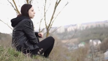 Park 'taki genç bayan turist