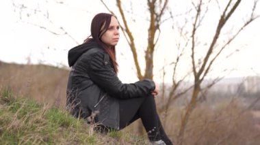 Park 'taki genç bayan turist