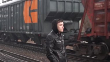 Tren istasyonunda tren için adam kanadı Demiryolu arka planında