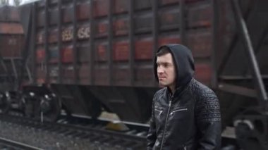 Tren istasyonunda tren için adam kanadı Demiryolu arka planında