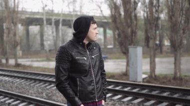 Tren istasyonunda tren için adam kanadı Demiryolu arka planında