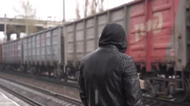 Tren istasyonunda tren için adam kanadı Demiryolu arka planında