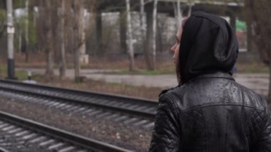 Tren istasyonunda düşünceli bir kadın 