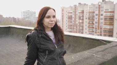 Binanın çatısında poz veren güzel bir kadın 