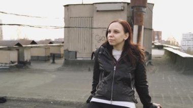 Binanın çatısında poz veren güzel bir kadın 