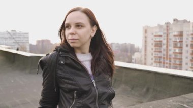 Binanın çatısında poz veren güzel bir kadın 