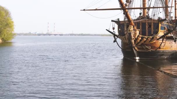 Een Houten Oud Schip Uit Tijd Van Tsaristisch Rusland Afgemeerd — Stockvideo