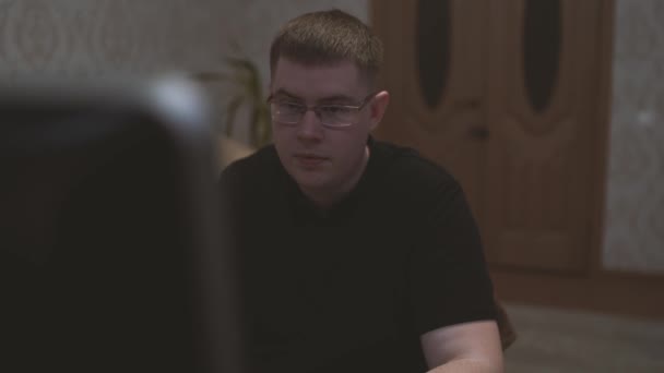 Bilgisayardaki Genç Adam Dizüstü Bilgisayarda Çalışıyor — Stok video