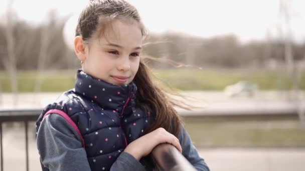 Retrato Una Niña Vestida Forma Casual Calle — Vídeo de stock