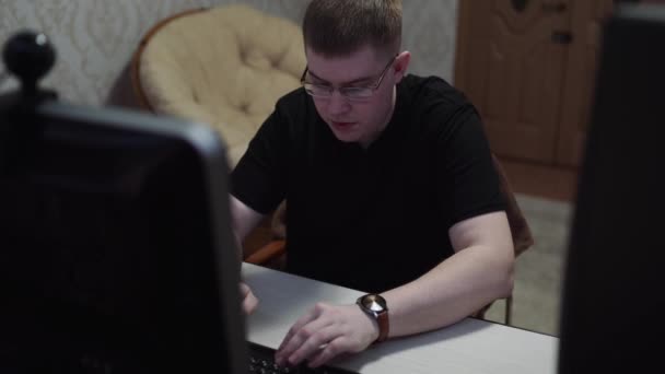 Jonge Man Achter Computer Werken Aan Een Laptop — Stockvideo